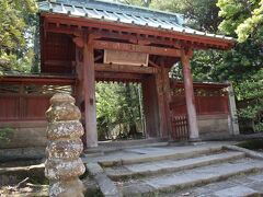 さて、長谷近辺から鎌倉駅近くに場所を変えます。
ここは、鎌倉駅から歩いて10分ほどのところにある、鎌倉五山第三位の「寿福金剛禅寺」＝「寿福寺」。
頼朝の死後、妻・北条政子が頼朝の父である義朝の旧邸跡に明庵栄西を招いて、1200年に創建したという歴史あるお寺です。