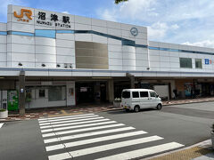 最寄り駅から東海道線に乗り、今回の旅のスタート地点の沼津駅南口に来ました。このバスロータリーから港行きのバスが出ています。バス停は①番で早めに着いたのでバスが来るのをしばらく待ちます。　