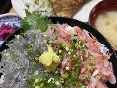 お店で２番人気というメニュー「駿河丼」（１番人気は「にし与丼」）を選びました。駿河湾で漁れるサクラエビと生シラスがどかっとのったどんぶりです。追加でアジフライを頼みました。