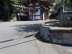 つづいてやってきたのは龍口寺。

こちらは重厚感がある山門が特徴的です。