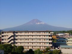 おはようございます
06:00過ぎに　起床します
山梨県富士吉田市　ホテル芙蓉閣の5階です
今日も晴天　窓からはこの絶景です