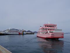 時間があるので港を見に来ました。。
赤いストライプのかわいい船が入って来ました。
男木島、女木島へ行くしましまの船「めおん」です。