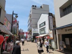 レストランに向かいながら小町通りも観察。
午前10時半過ぎの時点ではまだそれほど人は多くありませんでした。