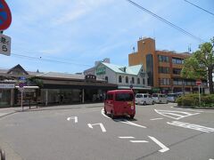 鎌倉駅西口。
左側がＪＲ、右側の緑の屋根が江ノ電。