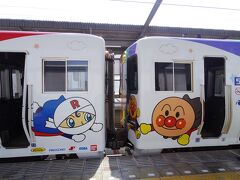 宇多津駅で岡山行きと高松行きに分かれます。
左のロールパンナが高松行き、アンパンマン車両は岡山に行ってしまいました。