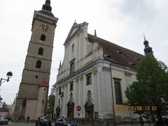 1641年大火後再建された「聖ミクラーシュ大聖堂」と
1549年から1577年にかけて建てられた「黒塔」