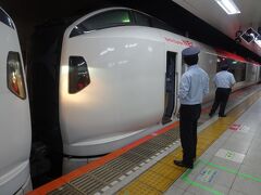 朝の通勤電車を横目に見ながら０８：５２東京駅地下ホームに到着、ここで前に連結していた大船行を切り離し、その後山手線渋谷から新宿へ