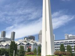 お昼ご飯を食べて近くの戦争記念公園に来ました
白い塔が目立ちます
第二次世界大戦で日本軍の攻撃で犠牲になった人たちの慰霊の塔だそうです