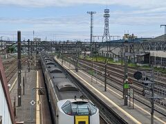 五稜郭駅に到着しました。
跨線橋より乗ってきた特急列車を見送ります。