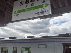 大沼駅に到着しました。
停車時間はわずかですが、函館行きの特急列車と行き違いをするようです。