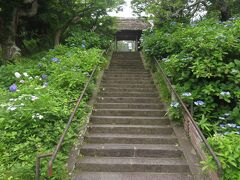東慶寺へ。階段を上がった先にある山門には、立て看板が見える。