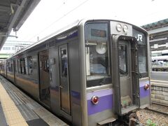 新幹線と在来線を乗り継いで矢巾駅へ。各駅停車は藤色の二両編成