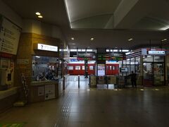 徳島駅の改札口に走る。