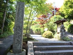 さて、気を取り直し「寿福寺」からさらに歩くこと15分、鎌倉の奥座敷にひっそりとたたずむお寺「海蔵寺」に向かいます。
鎌倉駅から扇ガ谷の住宅街を北鎌倉方面に結構歩いた一番奥にあるので、ちょっと辿り着くまで心配になりましたが、それだけに観光客の姿もなく、とても落ち着いた雰囲気でした。