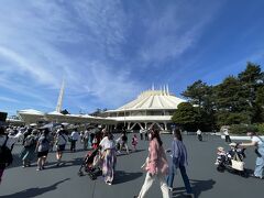 今回の目的は、
コロナ禍でずっと行かなかった美女と野獣のエリア
事前に「現在メンテナンス中で休業してます。並んで待つこともできません」とアナウンスされていたけど