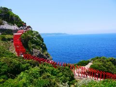 SNSで人気スポットとなった元乃隅神社です！
真っ赤な鳥居が青い海に映える～！
駐車場すぐ横に巨大鳥居がありついついそちらから入りそうになりますが、
実際には下から行くのが正しいお作法だとか。
というわけでまず降ります。