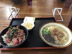 1食目は　亀そば北中店　マグロ丼美味しかった。その後、ライカムで美ら海水族館の割引チケットを購入し、石川の上間天ぷらに寄ってからホテルへ向かいます。