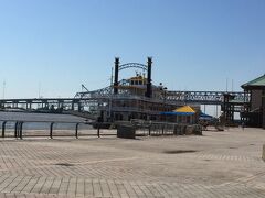 急にミシシッピ川の景色になり、そこには観光船が

Paddlewheeler Creole Queen
1 Poydras St
New Orleans, LA 70130