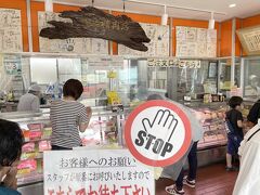 御殿場行ったら必ず立ち寄る山崎精肉店！
警備員が道の両脇に立っていて交通整理！

店の横の駐車場も店の向かいの駐車場もいっぱいで、店の前には行列・・・&#65279;メディアの紹介でもあったのかな？？

そもそも、所ジョージさんに行きつけ店でこちらの馬刺しのファンという事で自身の歌の歌詞にも出てくるこちらの店！
普段は通販での利用で、何度か店にも訪問してるけどこんな光景は初めて！
車を停めて列に並び、入場制限でおよそ10分待ってようやく入店！