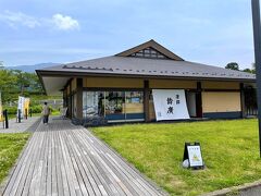 鈴廣（すずひろ）は小田原で今から157年前の1865年（元治2年）に蒲鉾造りを始めた老舗中の老舗！

こちら御殿場店は2004年（平成16年） にオープンしたようです！