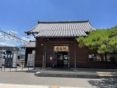 穂高神社を模したような瓦屋根の素敵な駅舎の穂高駅、こちらでも３３分間の停車時間が設けられています