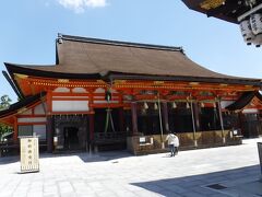 舞殿の向こうに本殿があります。八坂神社は素戔嗚尊をお祀りします。