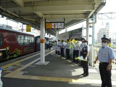１３：３５、終点の会津若松駅に到着、ホームでは多数の駅員さんたちがお出迎えです、感動するね