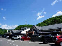 おはようございます。
ホテルは、素泊まりプランだったので、
まずは駅チカに朝食を調達に。

でも、地下も朝早くは開いてなかったので、
コンビニで軽く買って、早速、車でGO～！

最初に寄ったのは、
道の駅「雫石あねっこ」。