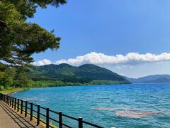 そんな田沢湖畔に降りてみると、
晴天もあって、すっごいコバルトブルー。

えー!?こんなにキレイだったのー？
予想以上にキレイすぎる～
