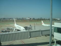 福岡空港です。定刻では11:00着の便でしたが、15分早く到着。