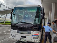 条件付き運航でしたが、無事長崎空港に着陸しました。
長崎空港から長崎駅まで空港リムジンバスに乗ります。
