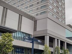 空港リムジンバスは、西九州新幹線開業に伴う駅前広場工事中のため、長崎駅東口臨時バス停で降り、駅構内自由通路を通って、長崎駅西口前にあるヒルトン長崎へ向かいます。
ヒルトン長崎の外観です。