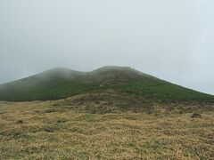 そして振り返って久住山。
この後雨がポツポツ降り出し、レインウェアを着込む。時間が押していると思うとそんな時間すらもどかしい。