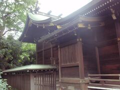 氷川神社（大蔵）本殿　1824年再建された（棟札より）区指定有形文化財の本殿は現在ある本殿（覆い殿）の中に収められている