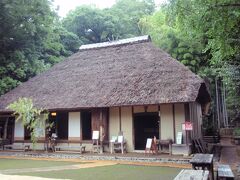 岡本民家園旧長崎家母屋　十八世紀末に建てられた、百姓代を務めた長崎家住宅の母屋で、区の有形文化財に指定されています。家の中や軒下には民具が置かれています