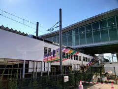 アルピコ交通上高地線の車両です(^^)

松本駅から上高地線に乗り換えて、新島々駅まで行く方法もありますが、前日にレンタカーをネット予約していたので今回は利用せず…

上高地だけでなく白骨温泉にも行きたかったのと、上高地線の本数＆上高地行きバスの本数が心配だったので、時間を優先してレンタカー課金しましたw

偶々か？いつもか？知らないけど、帰り（午後）の時間は松本中心街に近づくにつれて結構渋滞していたので、上高地線の方が早いかも…(-_-)

当たり前だけど、コスト面でもレンタカーの方が超絶高くなってしまうし…(-_-)