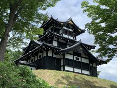 1993年に再建された三重櫓

土塁にあじさいがキレイに咲いてました
