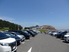 アクアワールド茨城県大洗水族館に着きました。
10時ころに着いたときには既に駐車場はほとんど一杯で、かなり遠くにしか停められませんでした。