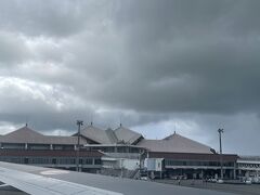 レンタカーを借りに行くバスから見える宮古空港。
そして黒い雲・・・・