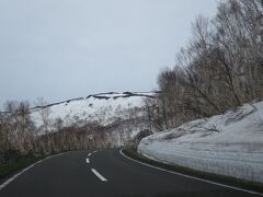 15:00　ニセコパノラマラインには雪がたくさん残っています
春スキーを楽しむ人もいました