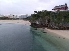 さて、現在は２日目の早朝５時台。ホテルから海岸へジョギング中です。こちらは波上宮。海が綺麗な色になっていました。