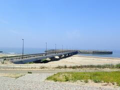 道の駅岩城に隣接して、海に突き出た港珍しい様で橋を渡り見に行きました。