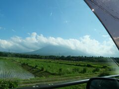 岩手山が見えてきた～。
でも上の方は雲かぶっちゃって、見えず。

一番見てテンションあがる山はやはり青森の岩木山ですが、岩手山も美しくて力強くて好きです。
生活の中に、岩木山や岩手山のような存在があるのはいいなぁと思います。
今回同行してくれた友達も「岩木山や岩手山の元で生活してると、悪いことができない気がする（＝山が見てるから）」と言っていて、すごくわかります。
よく、「悪いことするとお天道様が見てるよ」とか「お天道様の下を歩けないよ」と言いますが、そういう絶対的な存在になるだろうなと思います。