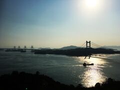 瀬戸大橋が一望できます。
高速で西へ。