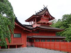 本宮の本殿は徳川家康による造営で、「浅間造」という独特の神社建築様式であり、国の重要文化財に指定されている。