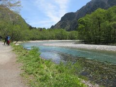 河童橋の方へ歩みます。