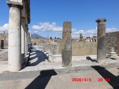 フォーラムアットポンペイです。名称はローマのフォロロマーノのポンペイ版みたいな感じでしたが、大きさはかなり小規模でした。古代ローマ時代の町の中心地のある寺院、市庁舎、集会所の跡と説明されてました。