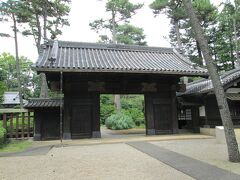 伊達家の門　旧宇和島藩伊達家が大正時代に東京に建てた屋敷の表門です。片番所を設け大名屋敷を再現しています