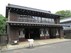 万徳旅館　青梅街道沿いにあった旅館で、江戸時代末から明治初頭に建てられました。江戸時代の旅籠の面影を残している旅館です