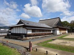 中に入ると大きなお屋敷がありました。外から見えていたのはこの建物でした。